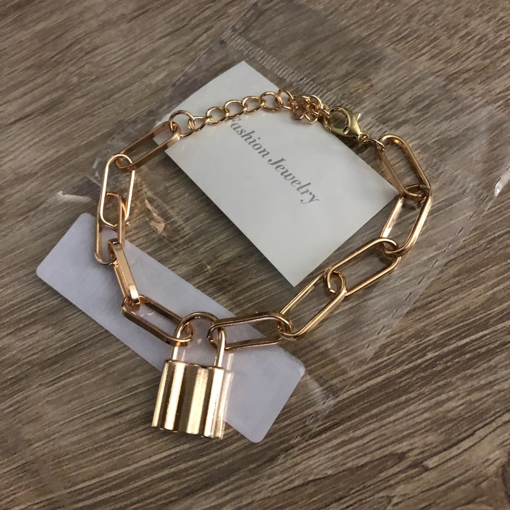 CLEARANCE make an offer NEW Bracelet 💫